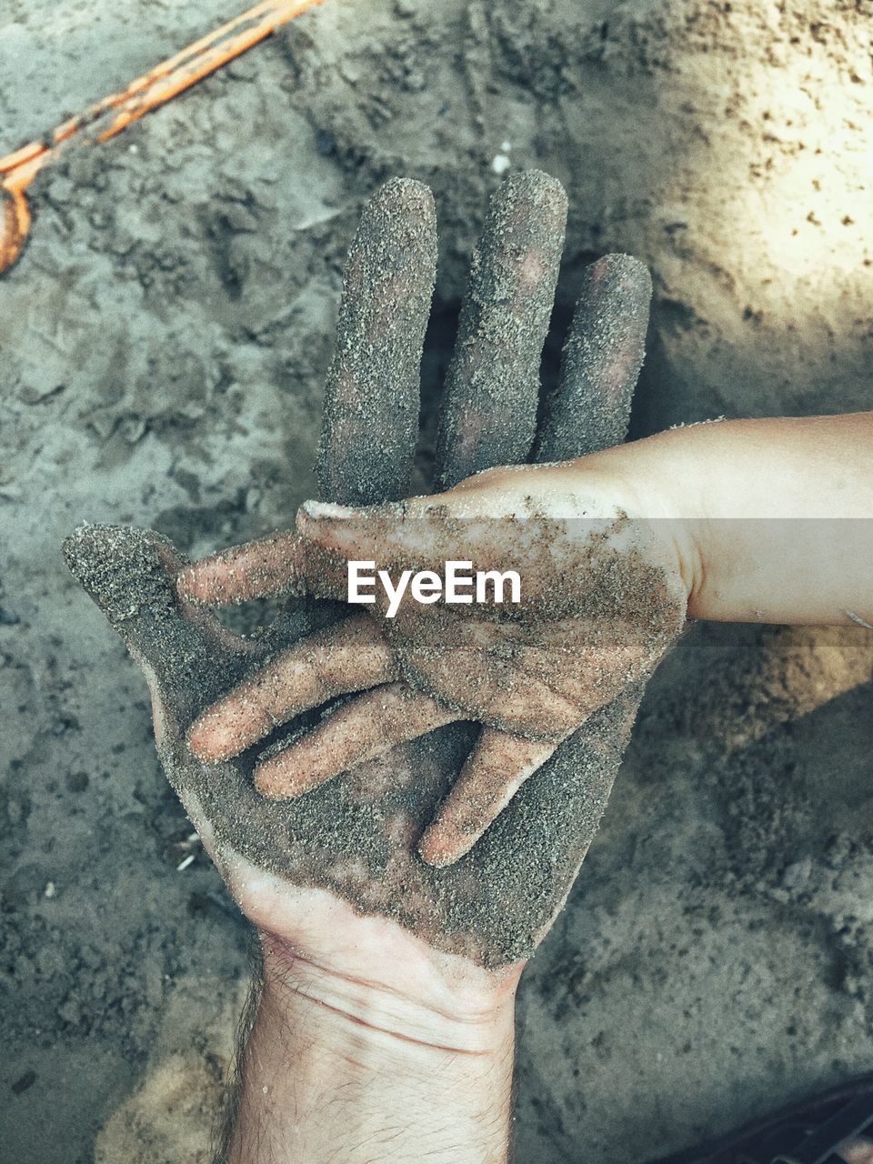 CLOSE-UP OF HUMAN HAND HOLDING CAMERA