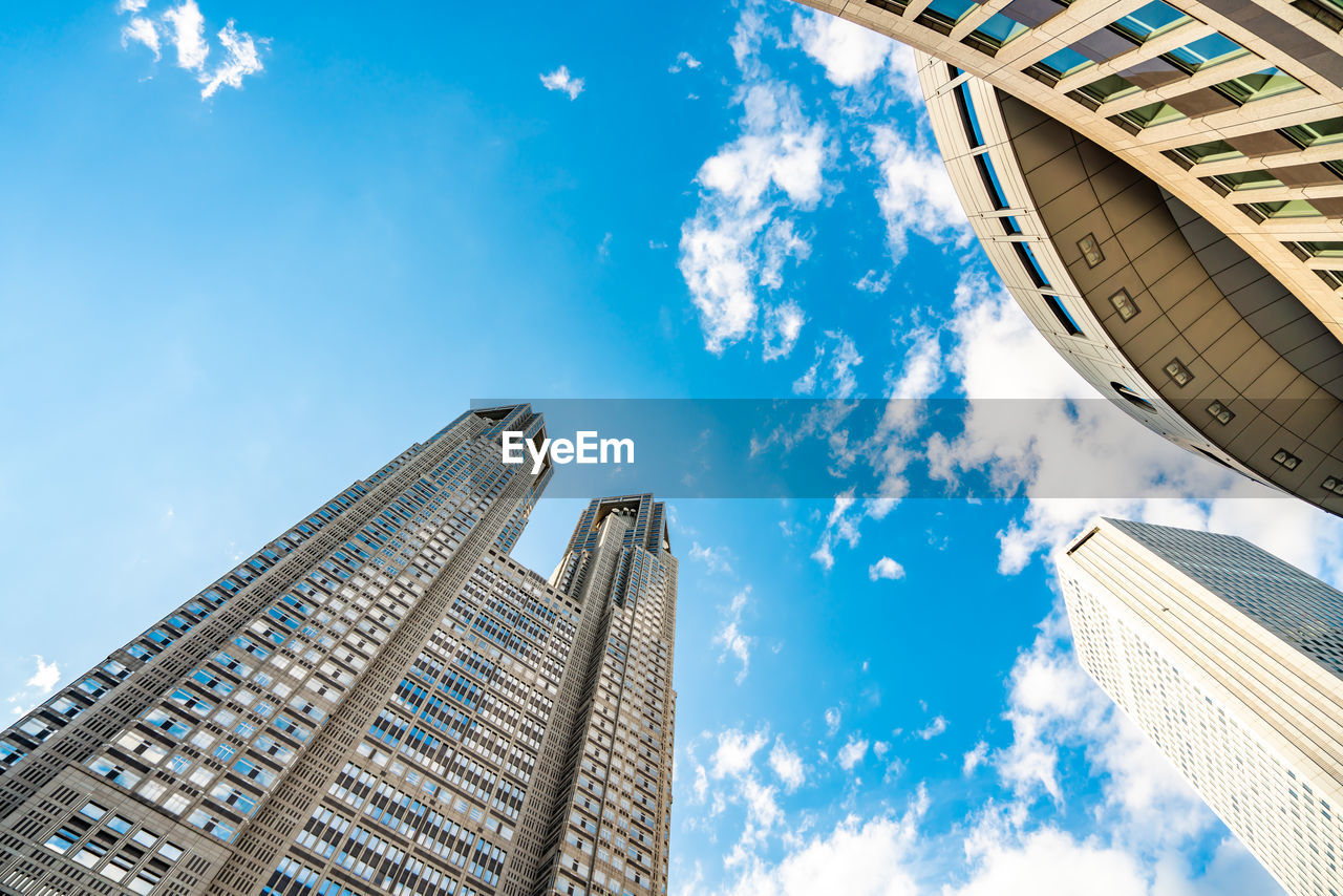 LOW ANGLE VIEW OF BUILDINGS AGAINST SKY