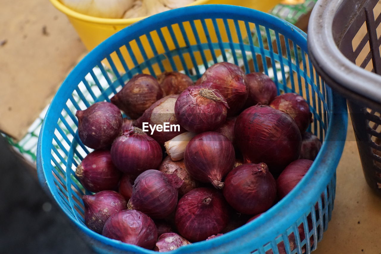 HIGH ANGLE VIEW OF FRUITS IN BASKET