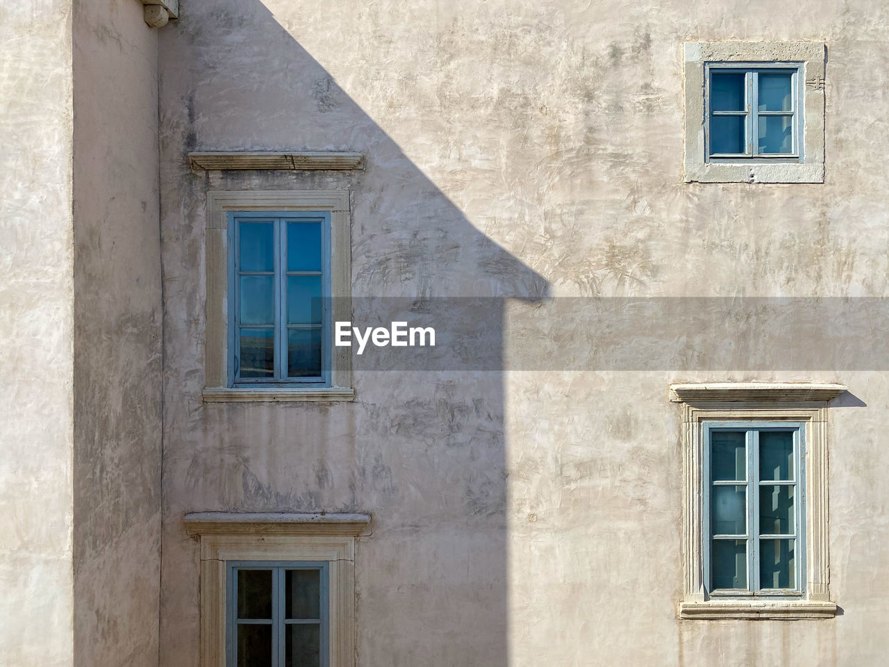 LOW ANGLE VIEW OF HOUSE WINDOW ON BUILDING