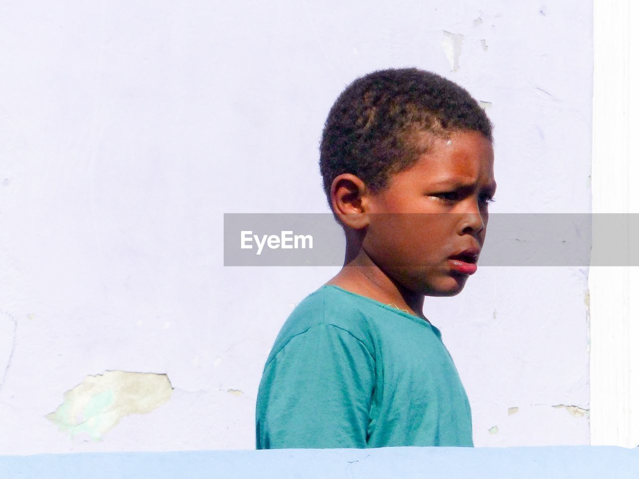 CLOSE-UP OF BOY WEARING SUNGLASSES