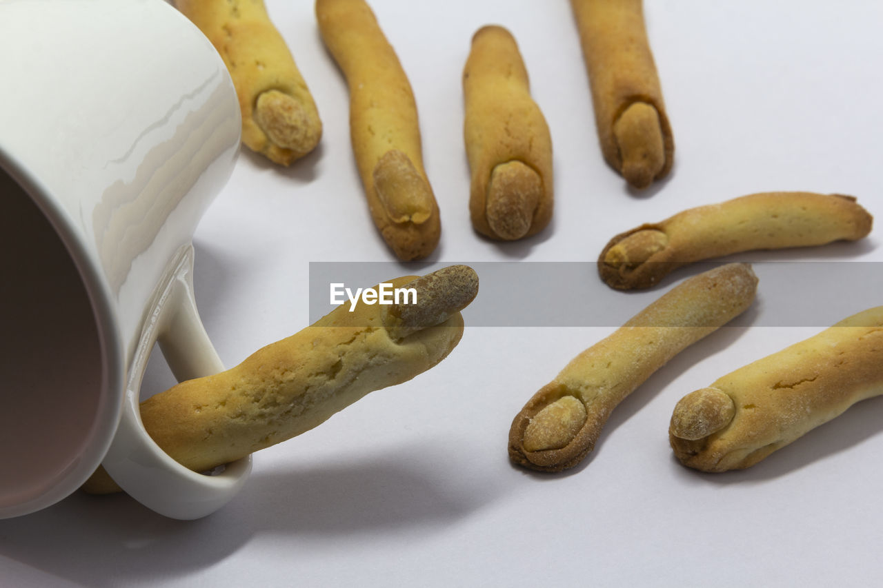 HIGH ANGLE VIEW OF COOKIES IN PLATE