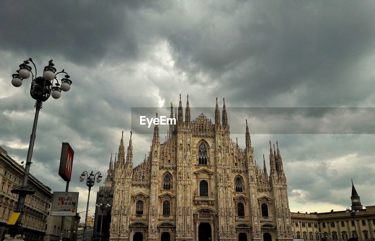 LOW ANGLE VIEW OF BUILDINGS IN CITY