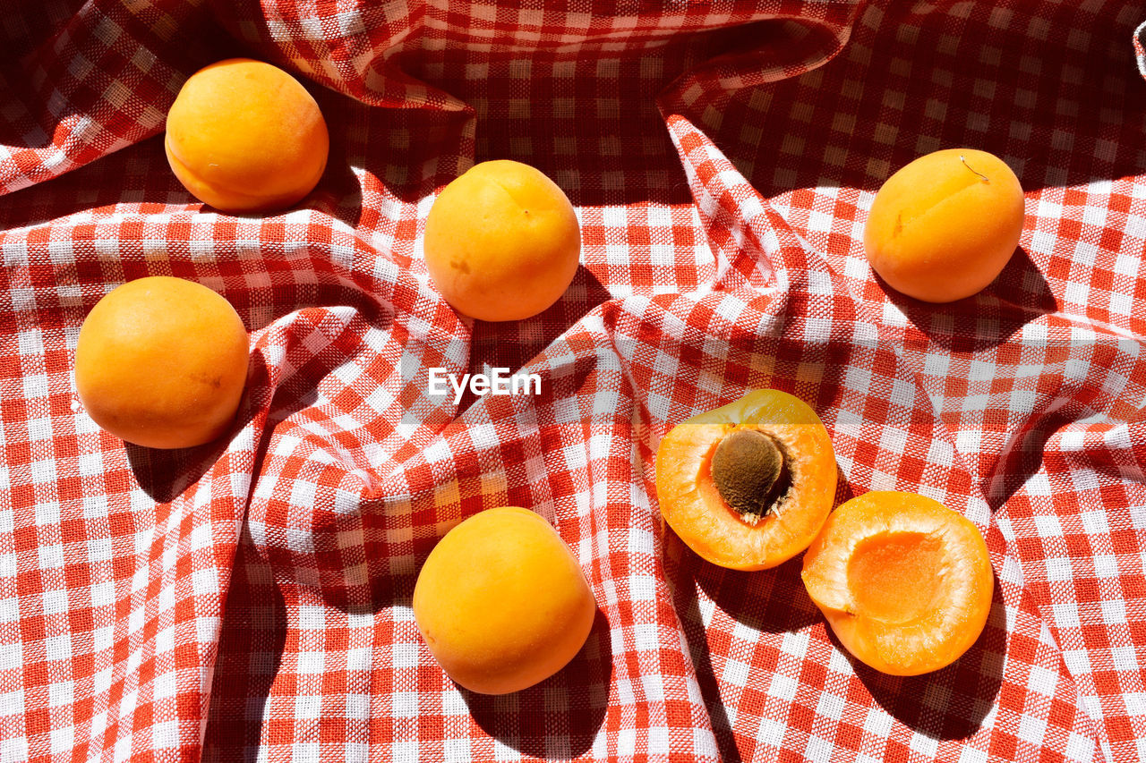 HIGH ANGLE VIEW OF ORANGE FRUITS ON TABLE