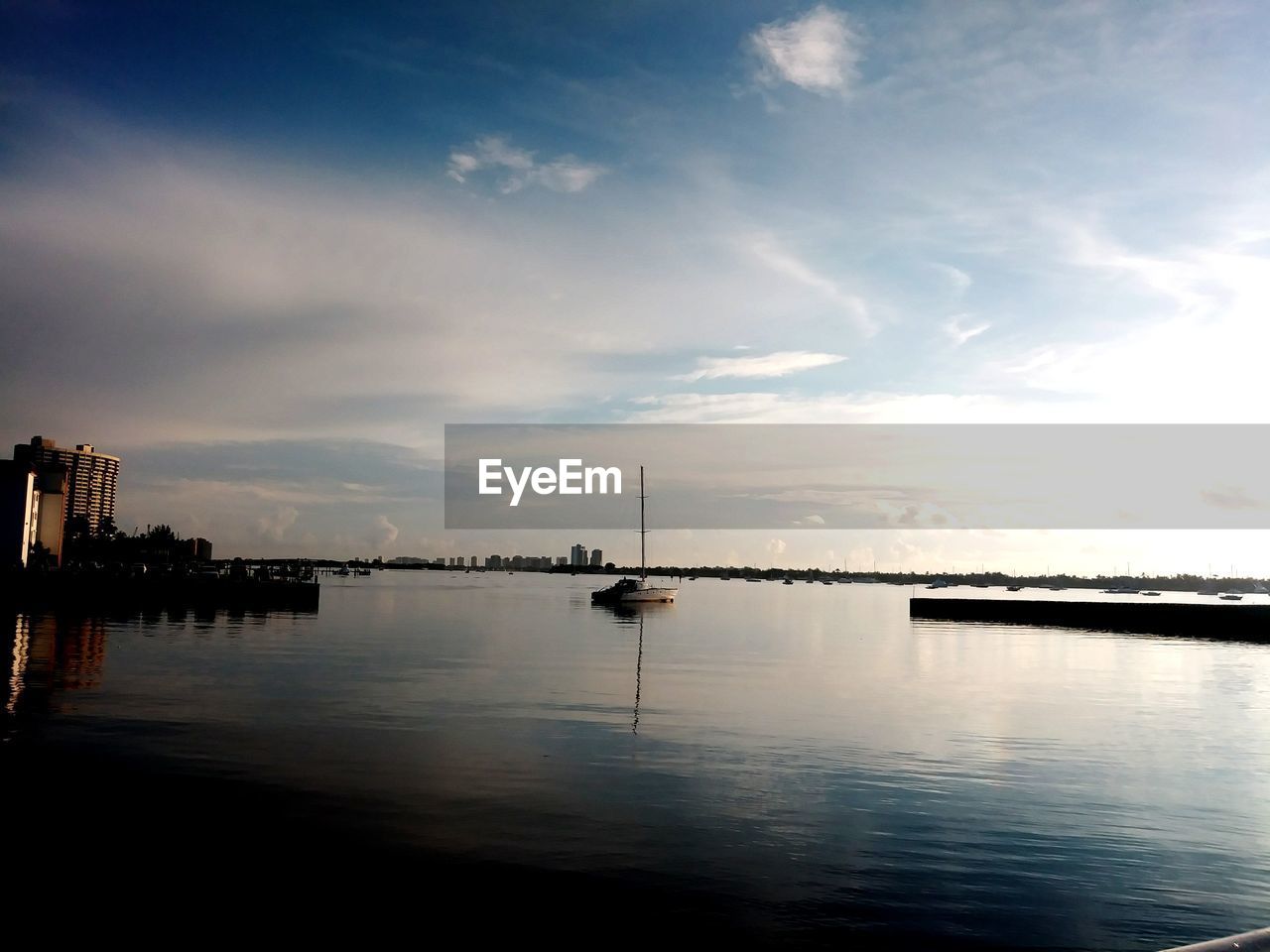 BOATS IN SEA AGAINST SKY DURING SUNSET