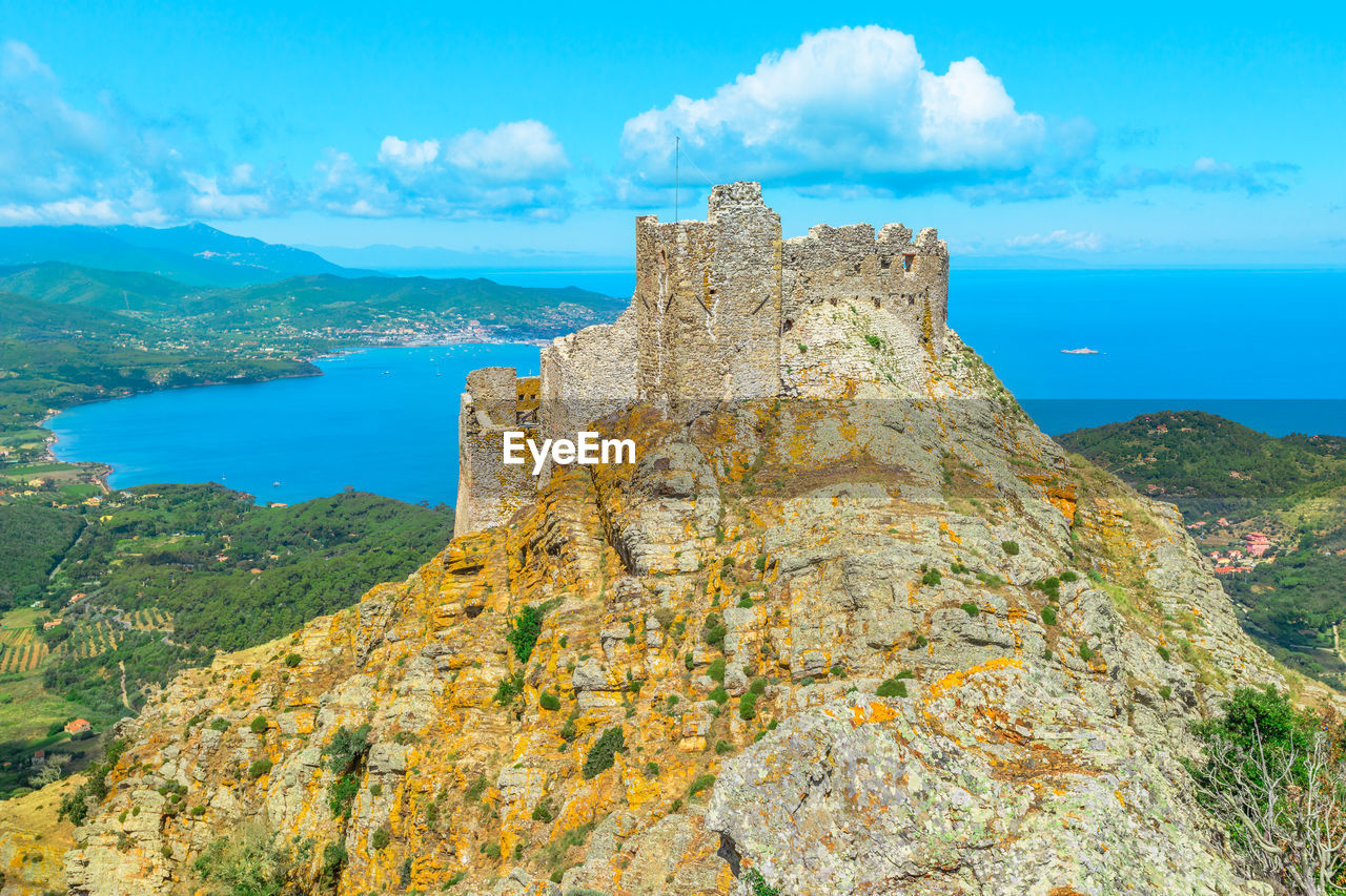 SCENIC VIEW OF SEA AND ROCK FORMATION AGAINST SKY