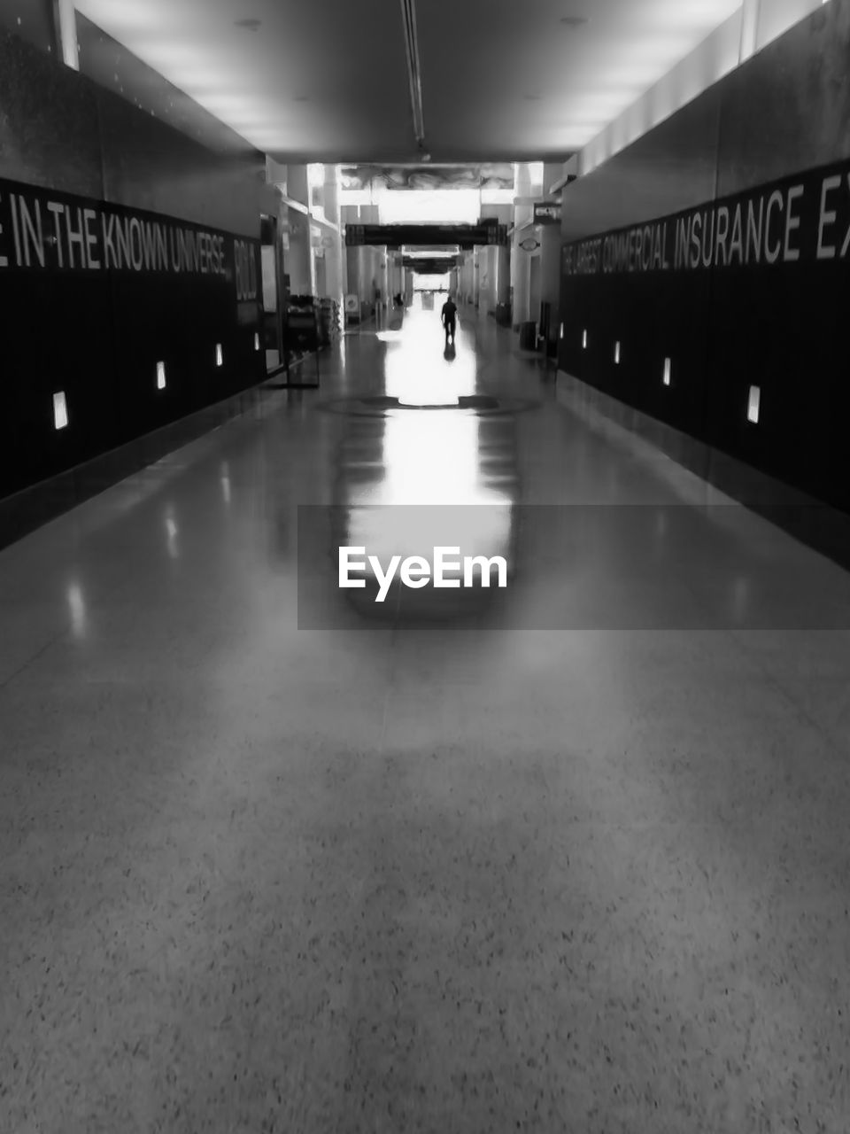 EMPTY SUBWAY STATION PLATFORM