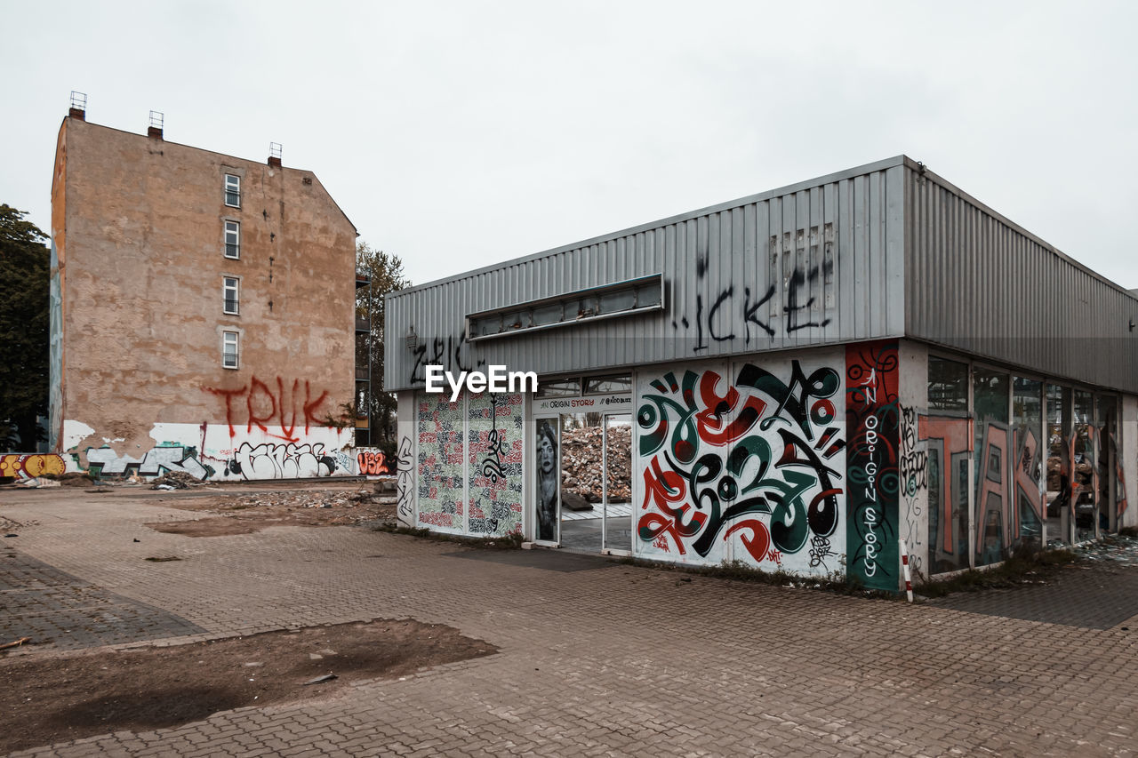 GRAFFITI ON WALL OF BUILDING