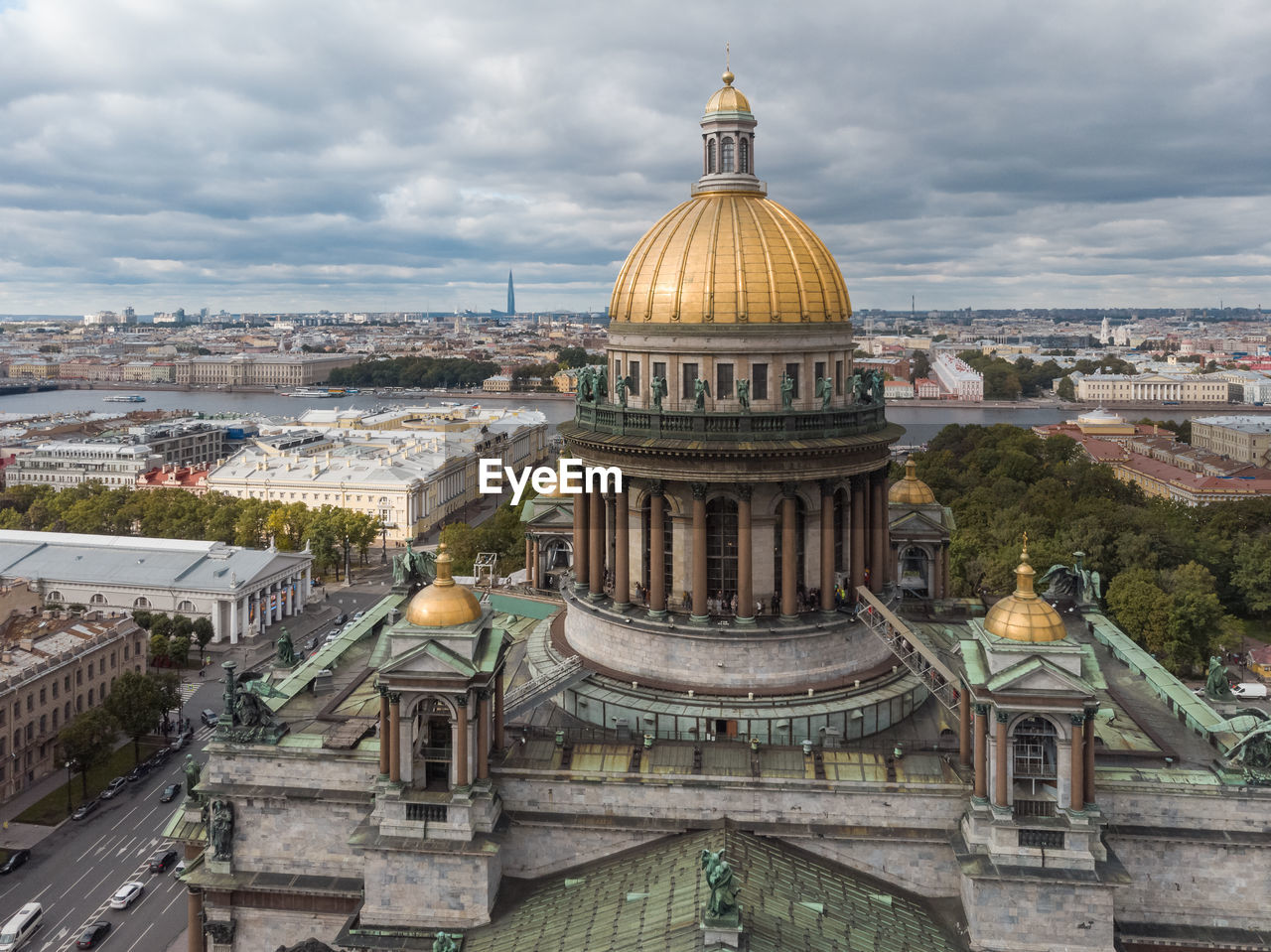 Cropped aerial photo of saint isaacs cathedral in saint petersburg. large orthodox church