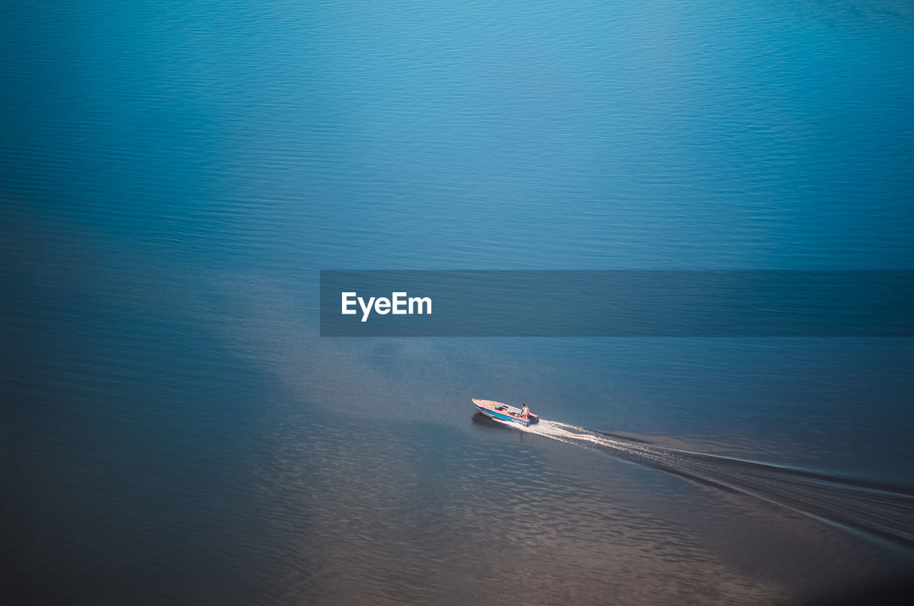 HIGH ANGLE VIEW OF SEA AGAINST BLUE SKY