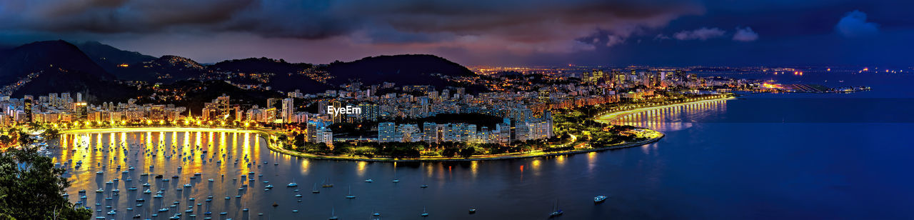 Photograph of the shore of guanabara bay, rio de janeiro at night with the buildings and citylights