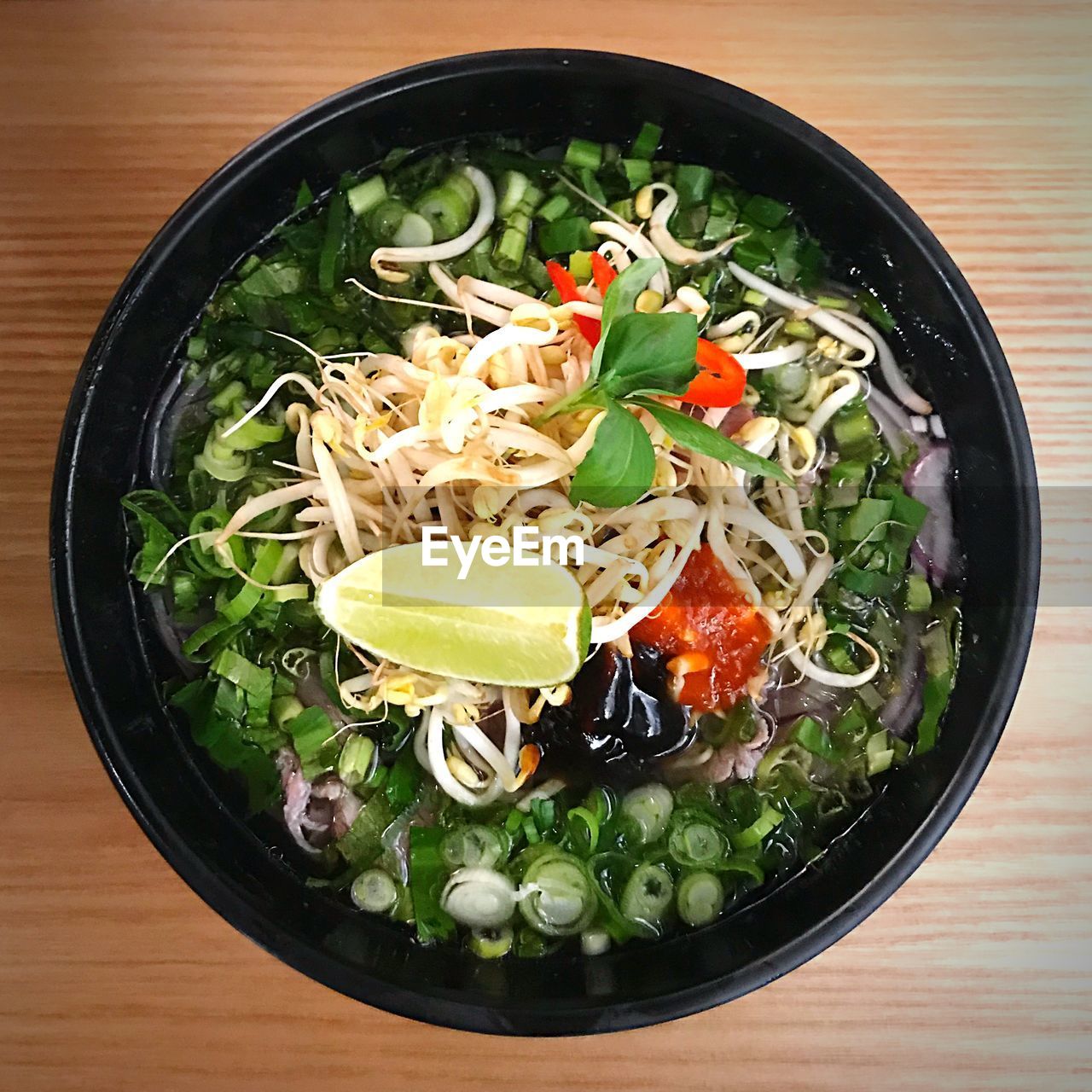 HIGH ANGLE VIEW OF FOOD IN BOWL