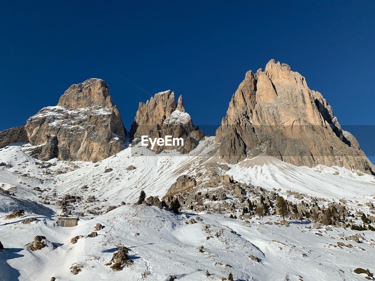 PANORAMIC VIEW OF SNOWCAPPED MOUNTAIN AGAINST CLEAR BLUE SKY