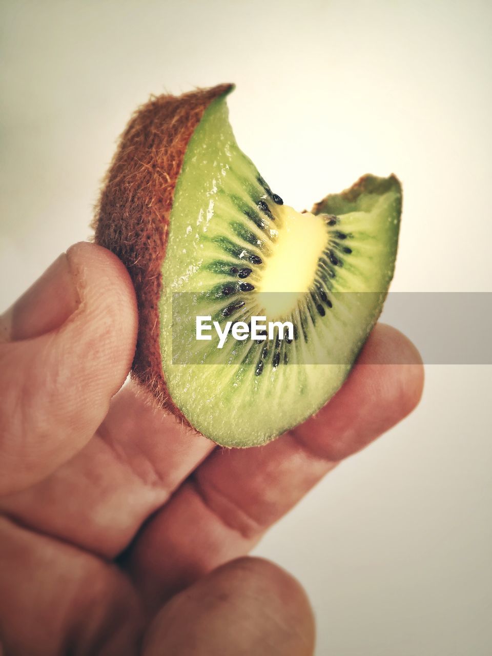 CROPPED IMAGE OF PERSON HOLDING FRUIT