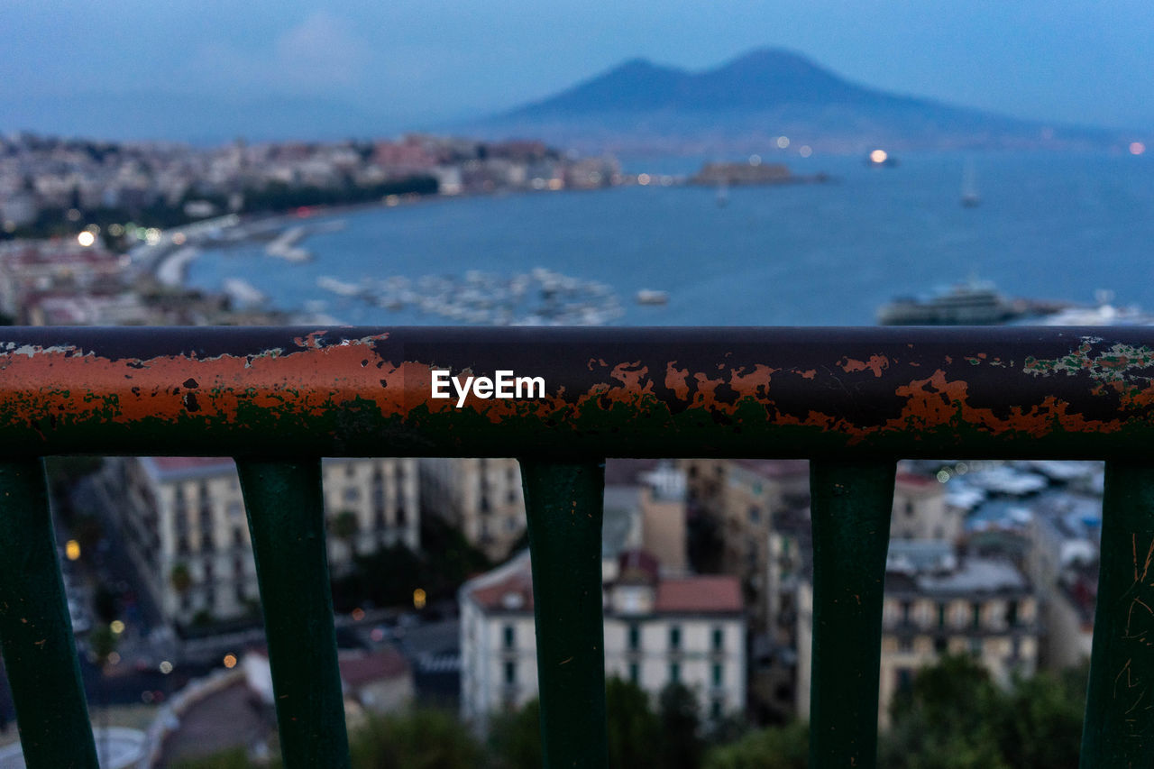 SCENIC VIEW OF SEA AGAINST SKY SEEN FROM METAL BRIDGE