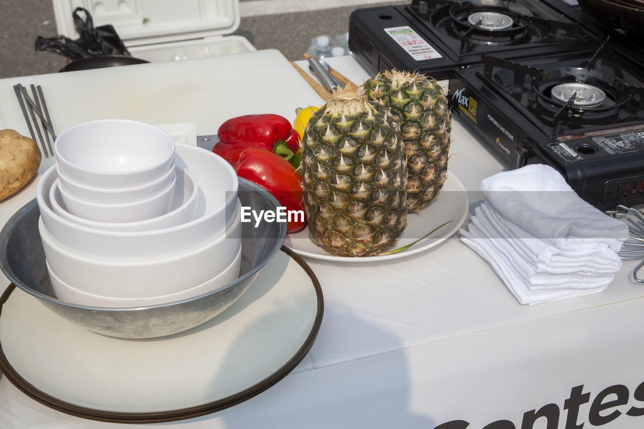 HIGH ANGLE VIEW OF FOOD ON PLATE