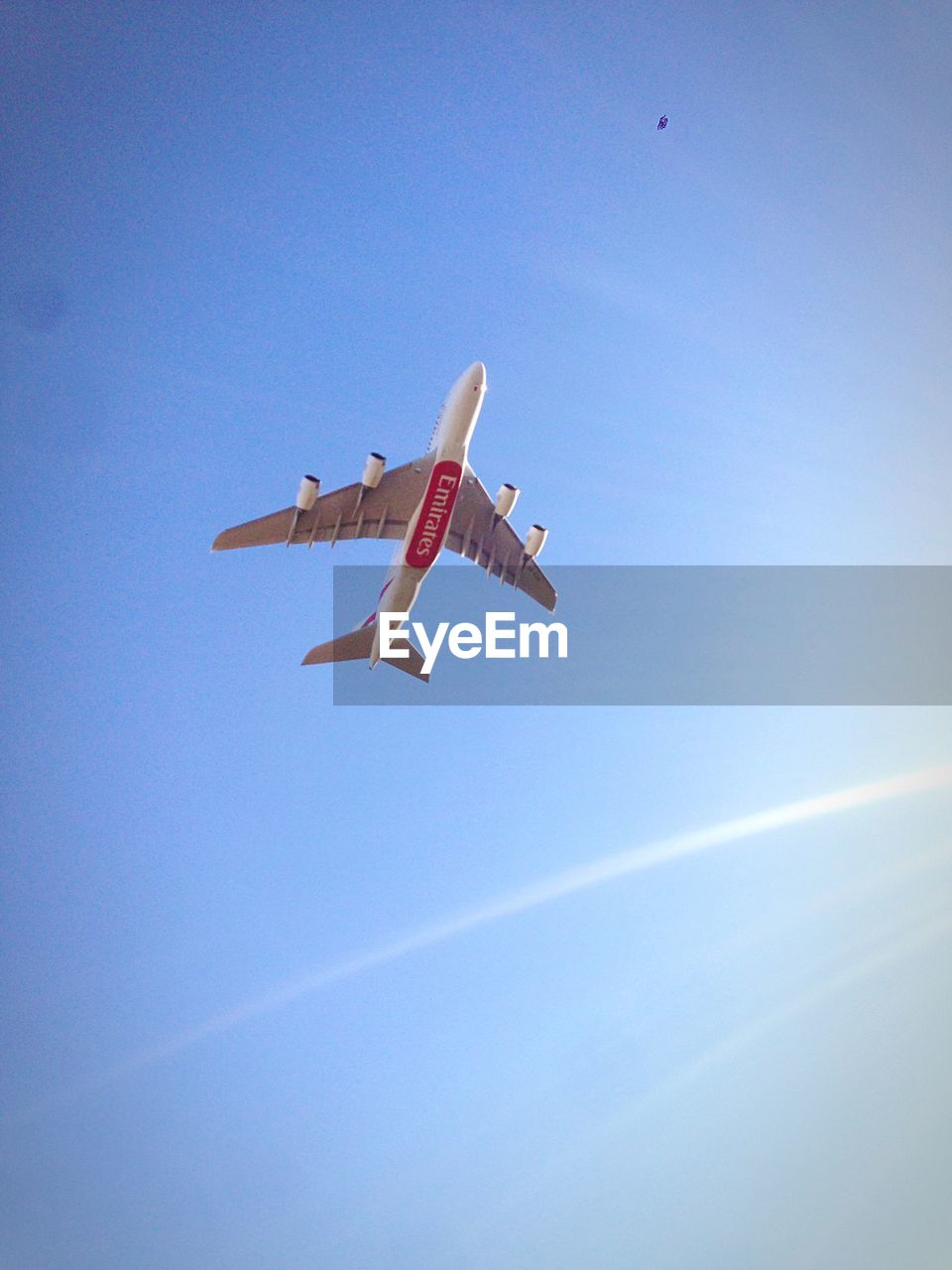 LOW ANGLE VIEW OF AIRPLANE AGAINST CLEAR BLUE SKY