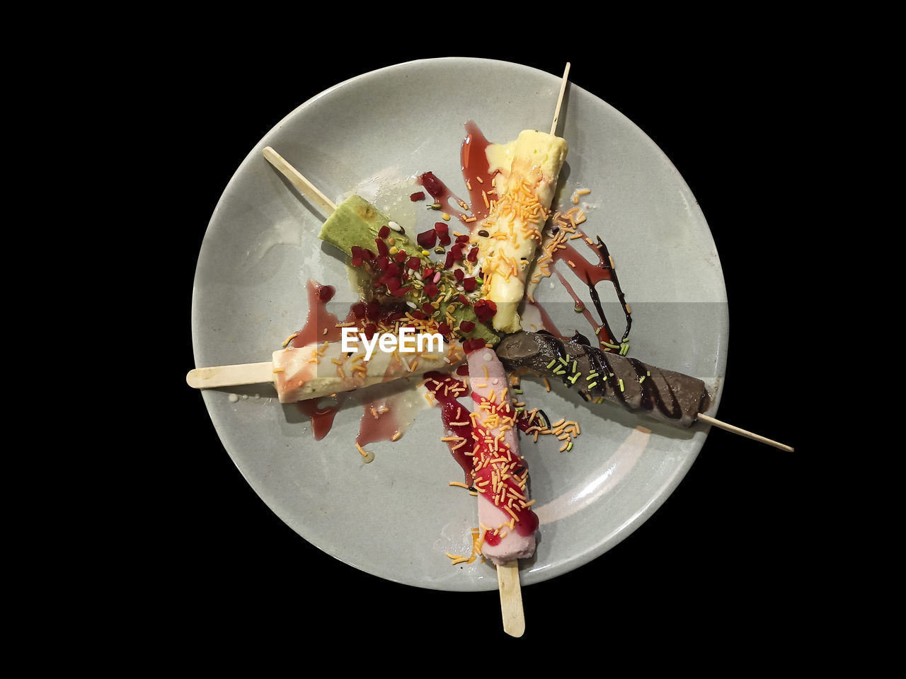 HIGH ANGLE VIEW OF BREAD IN PLATE