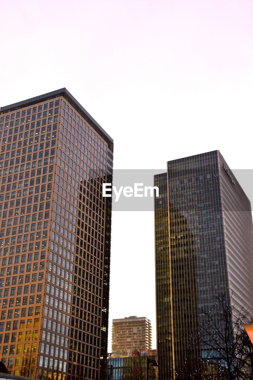 LOW ANGLE VIEW OF BUILDINGS AGAINST SKY IN CITY