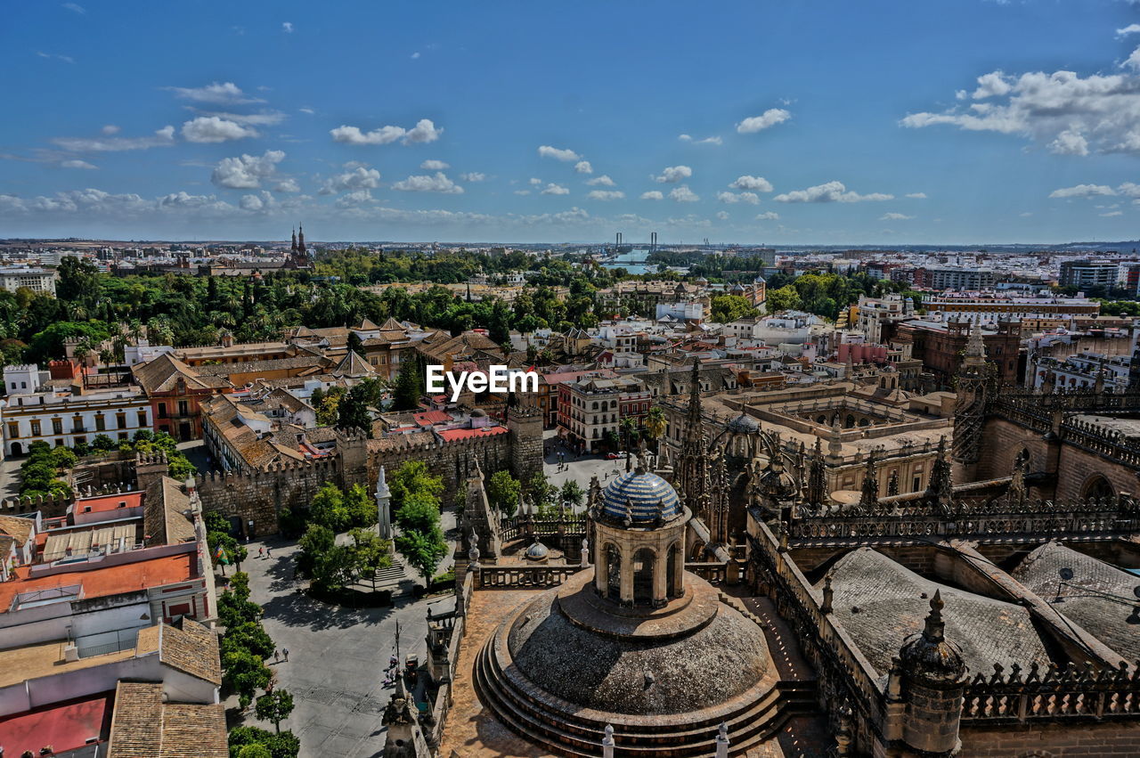 HIGH ANGLE VIEW OF TOWNSCAPE AGAINST SKY IN CITY