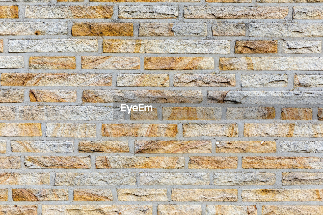 CLOSE-UP OF BRICK WALL