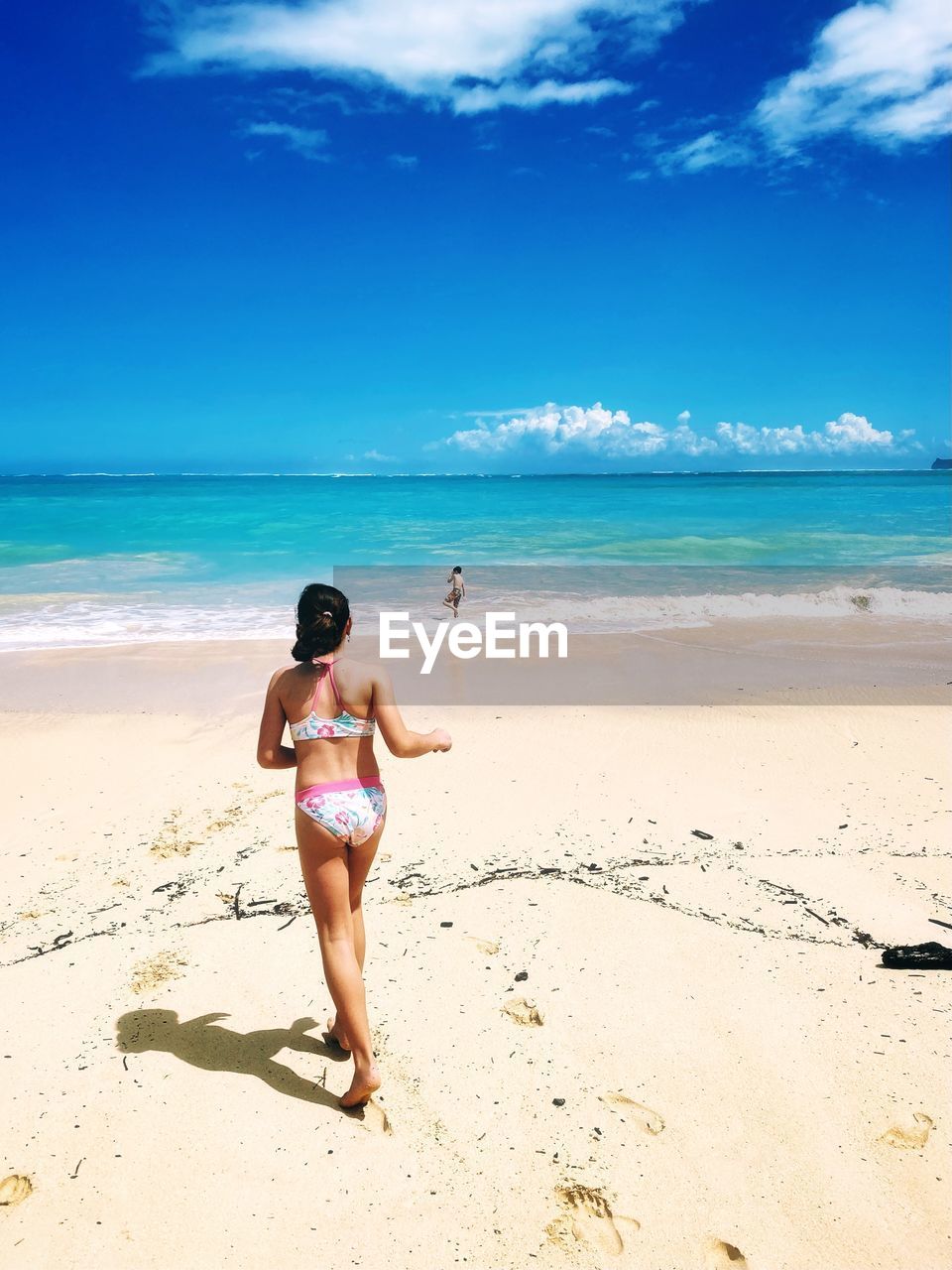 FULL LENGTH OF WOMAN LYING ON BEACH