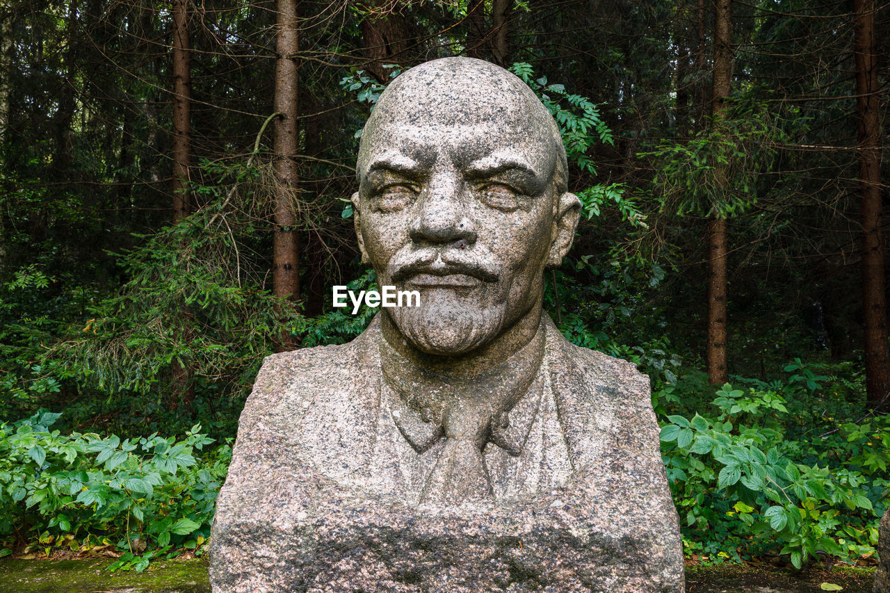 Sculptural bust of lenin, russian revolutionary leader. druskininkai, lithuania, 12 september 2022