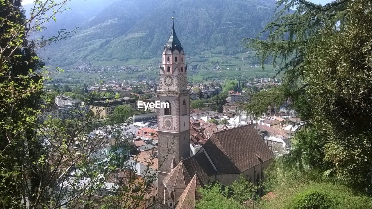 HIGH ANGLE VIEW OF TEMPLE AMIDST TREES AND MOUNTAINS AGAINST SKY