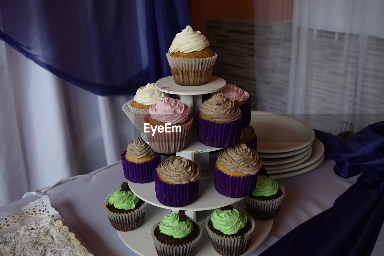 VARIOUS CUPCAKES ON TABLE