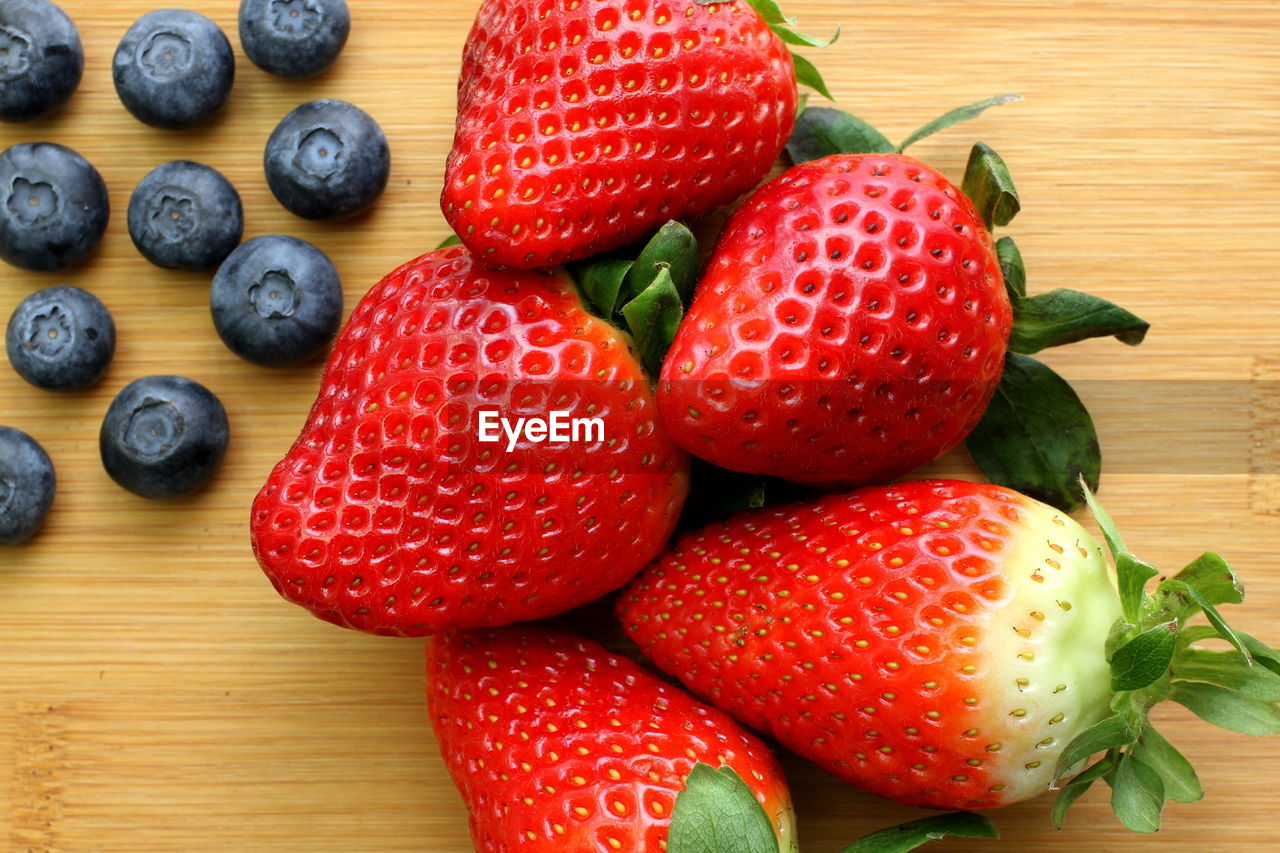 CLOSE-UP OF STRAWBERRIES WITH STRAWBERRY