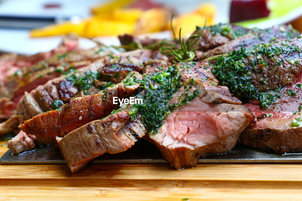 CLOSE-UP OF MEAT ON PLATE