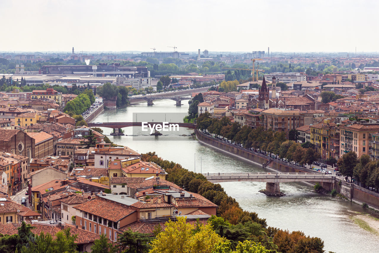 HIGH ANGLE VIEW OF RIVER PASSING THROUGH CITY