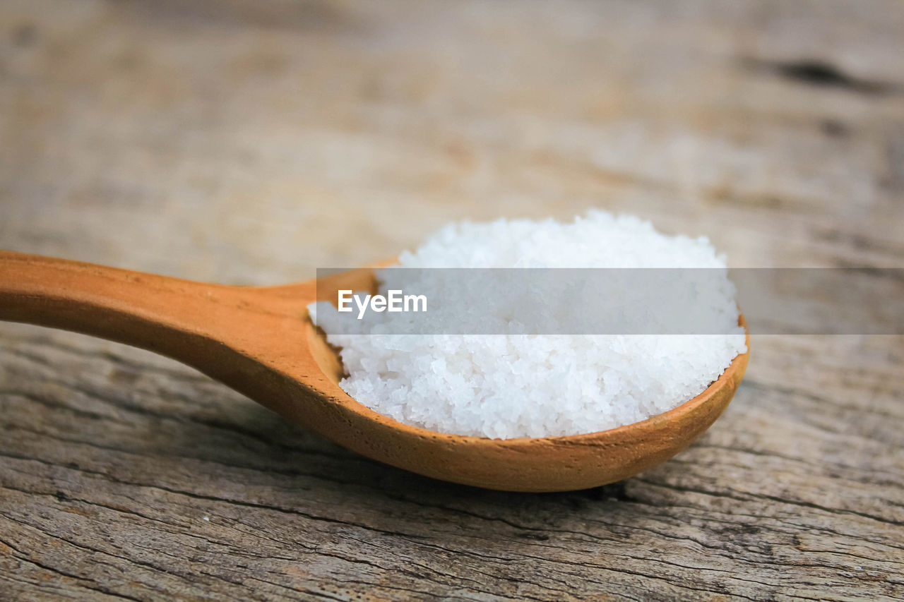 CLOSE-UP OF EGG ON TABLE