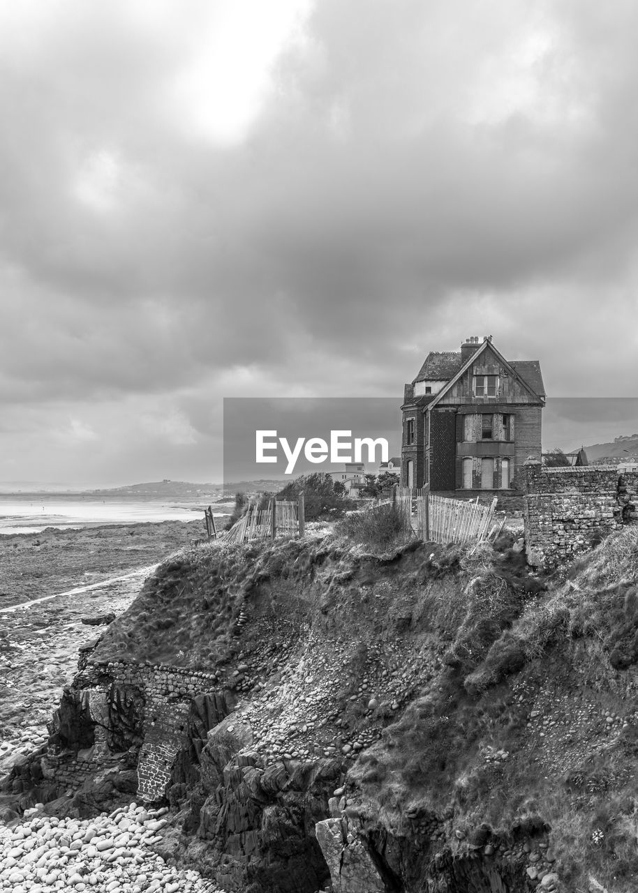 HOUSE ON BEACH AGAINST SKY