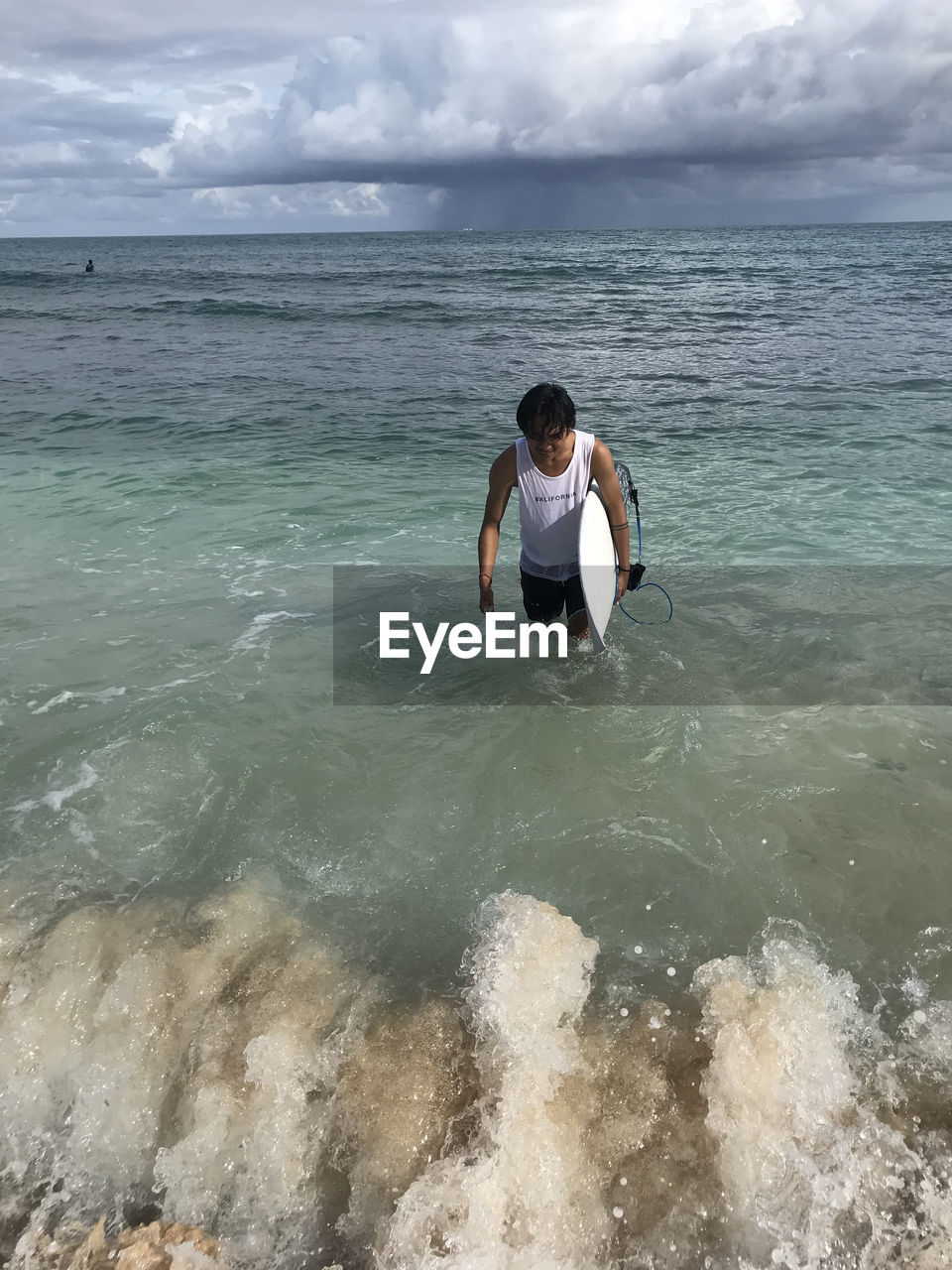 REAR VIEW OF MAN ON BEACH