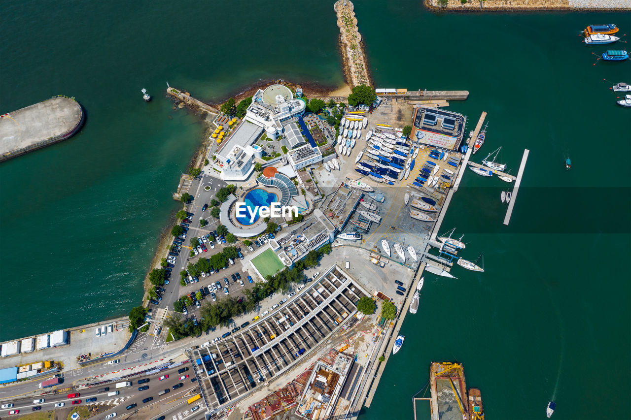 HIGH ANGLE VIEW OF BOATS MOORED IN SEA