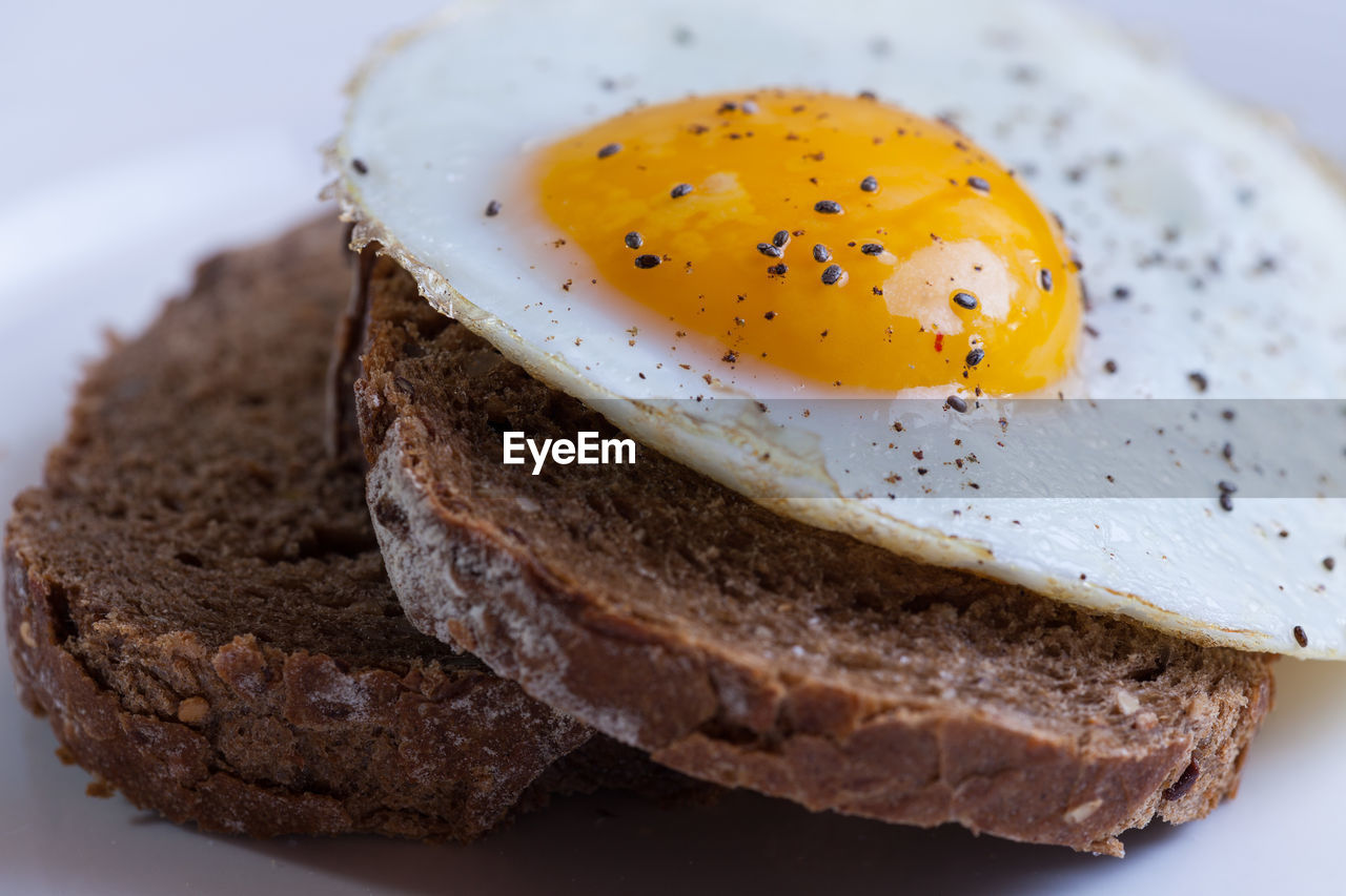 CLOSE-UP OF FRESH BREAD IN PLATE WITH FORK