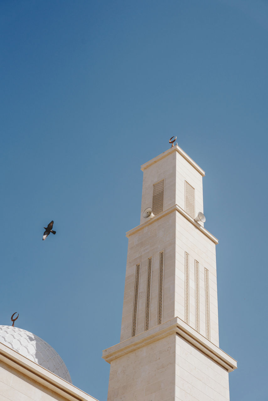 LOW ANGLE VIEW OF BUILDING AGAINST CLEAR SKY