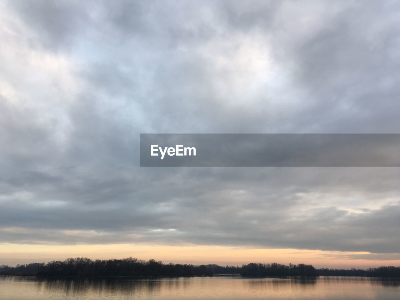 SCENIC VIEW OF SKY OVER WATER