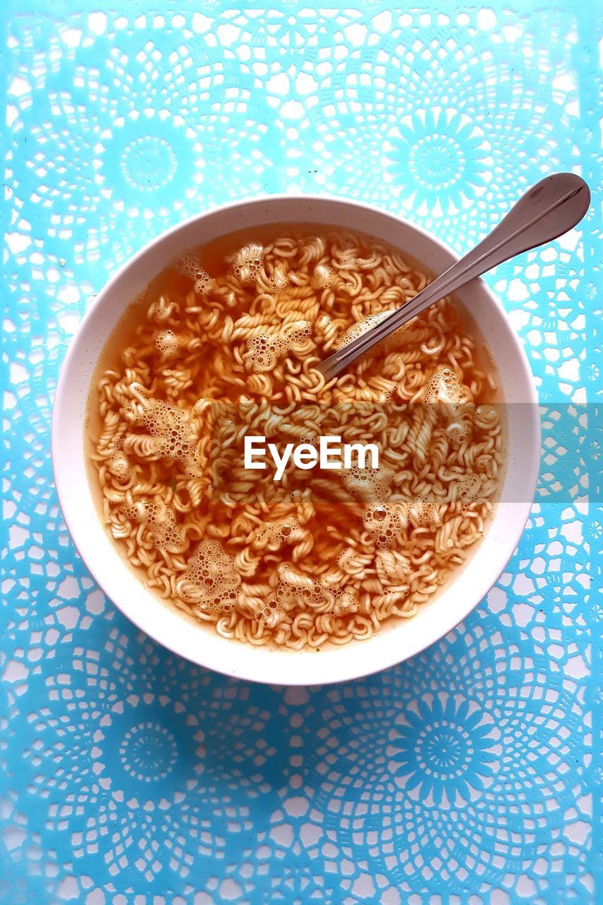 HIGH ANGLE VIEW OF BREAKFAST IN BOWL ON TABLE