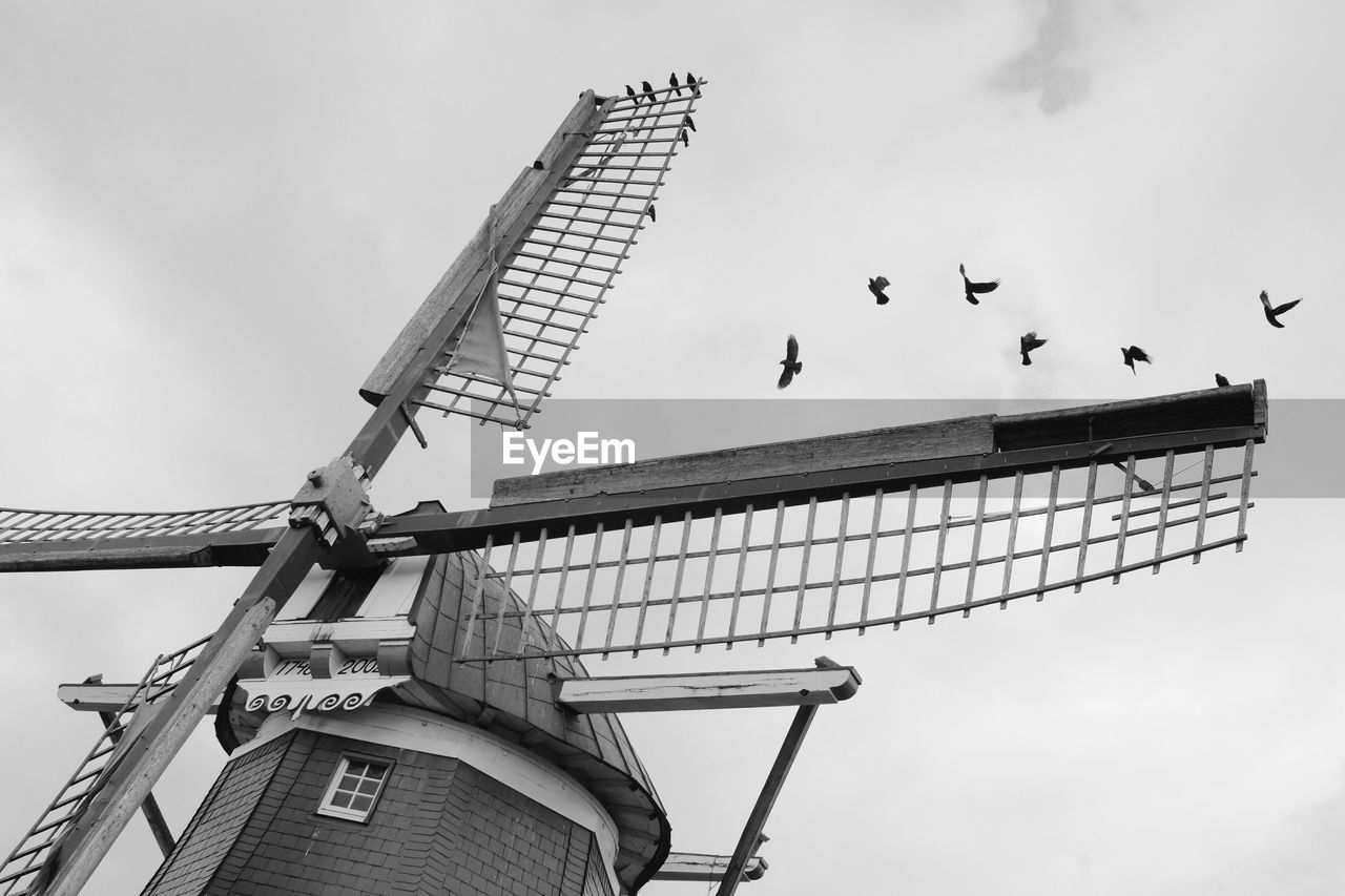 LOW ANGLE VIEW OF CRANE AGAINST SKY