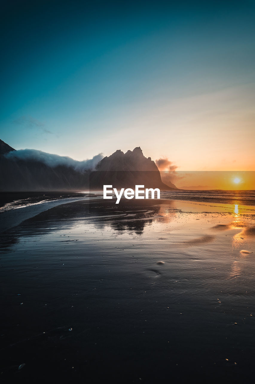 SCENIC VIEW OF SEA AGAINST SKY AT SUNSET