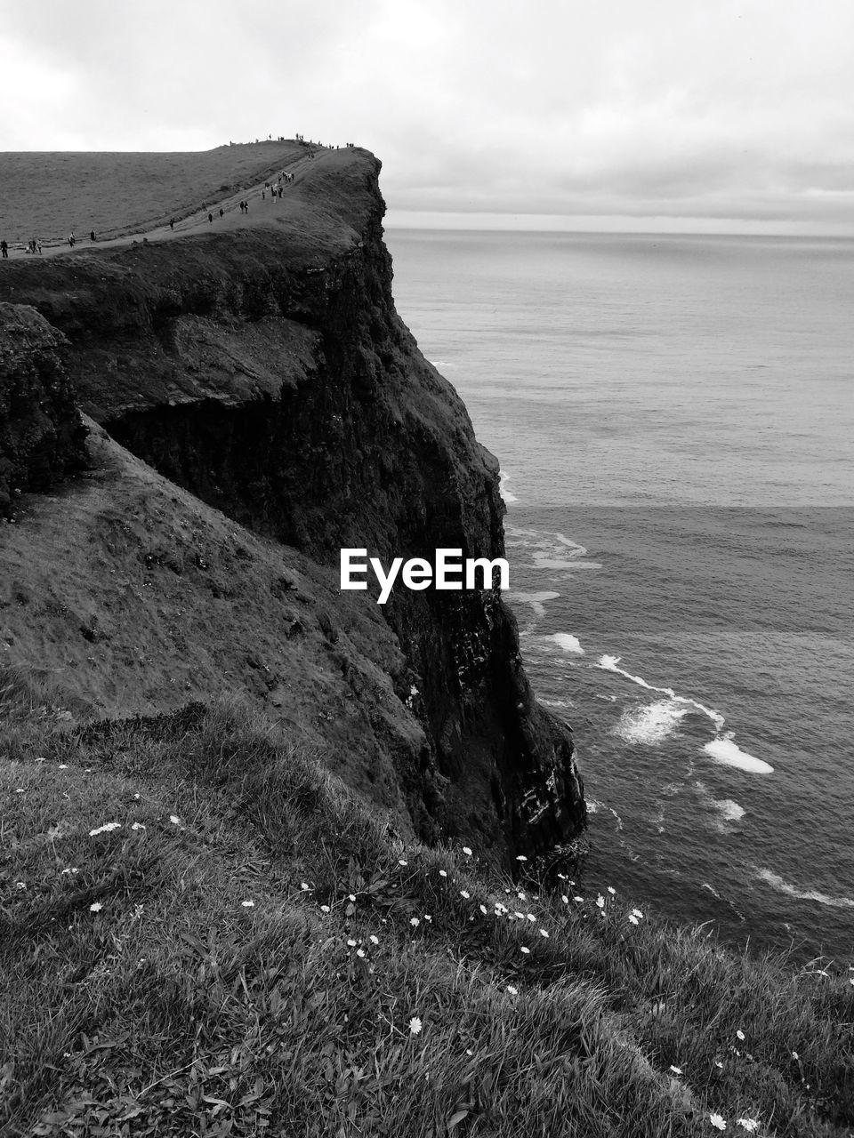 SCENIC VIEW OF SEA SHORE AGAINST SKY