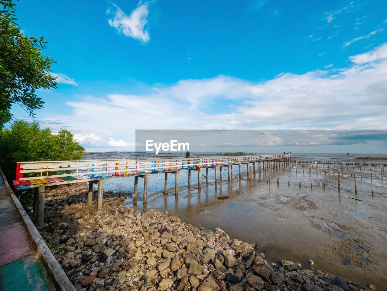 WOODEN PIER ON SEA AGAINST SKY