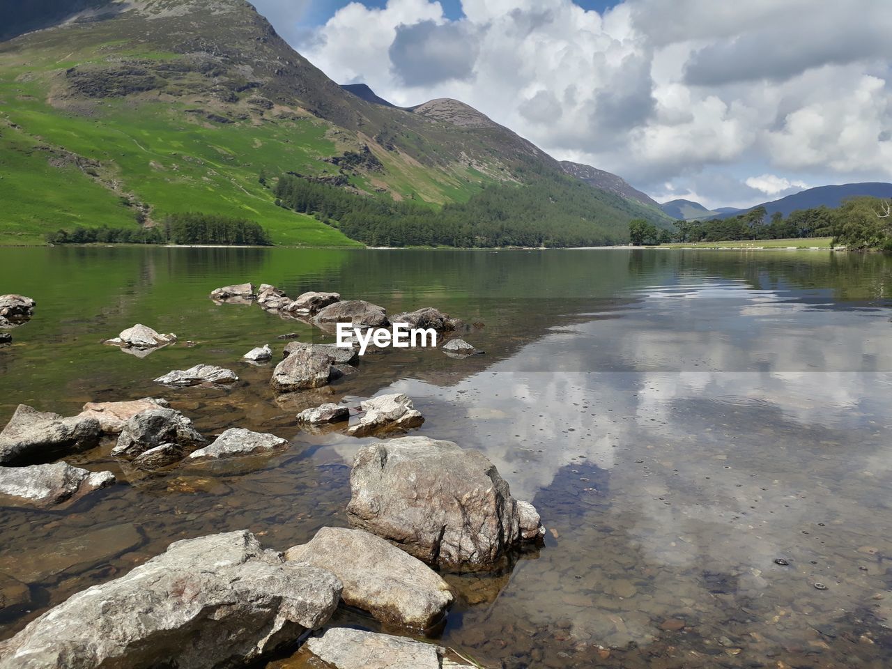 SCENIC VIEW OF LAKE BY MOUNTAIN AGAINST SKY