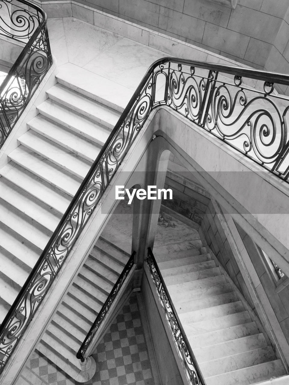 HIGH ANGLE VIEW OF STAIRS IN BUILDING