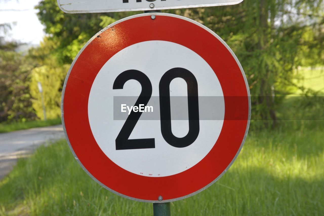 20 kilometers per hour speed limit sign on the street