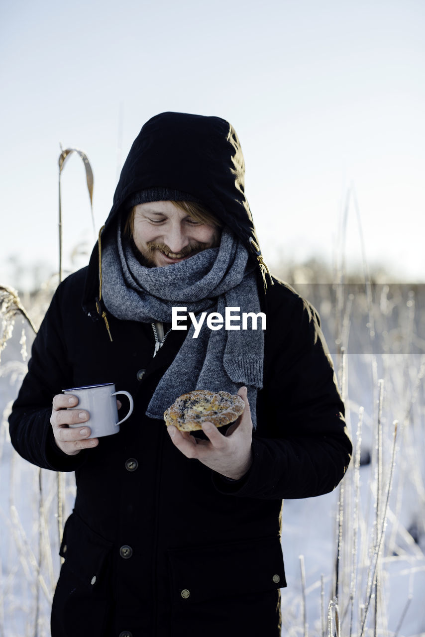 Picknick in the winter, man eating