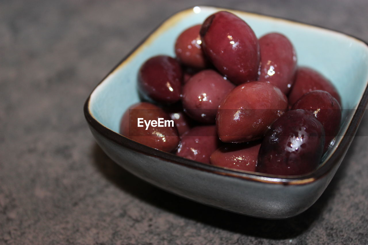 HIGH ANGLE VIEW OF STRAWBERRIES IN BOWL