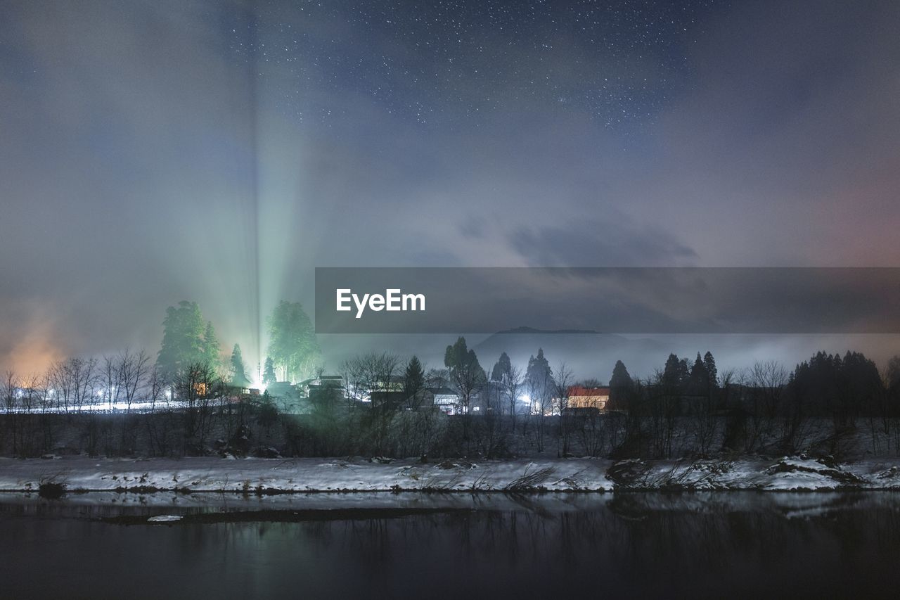 SCENIC VIEW OF LAKE AGAINST SKY AT NIGHT